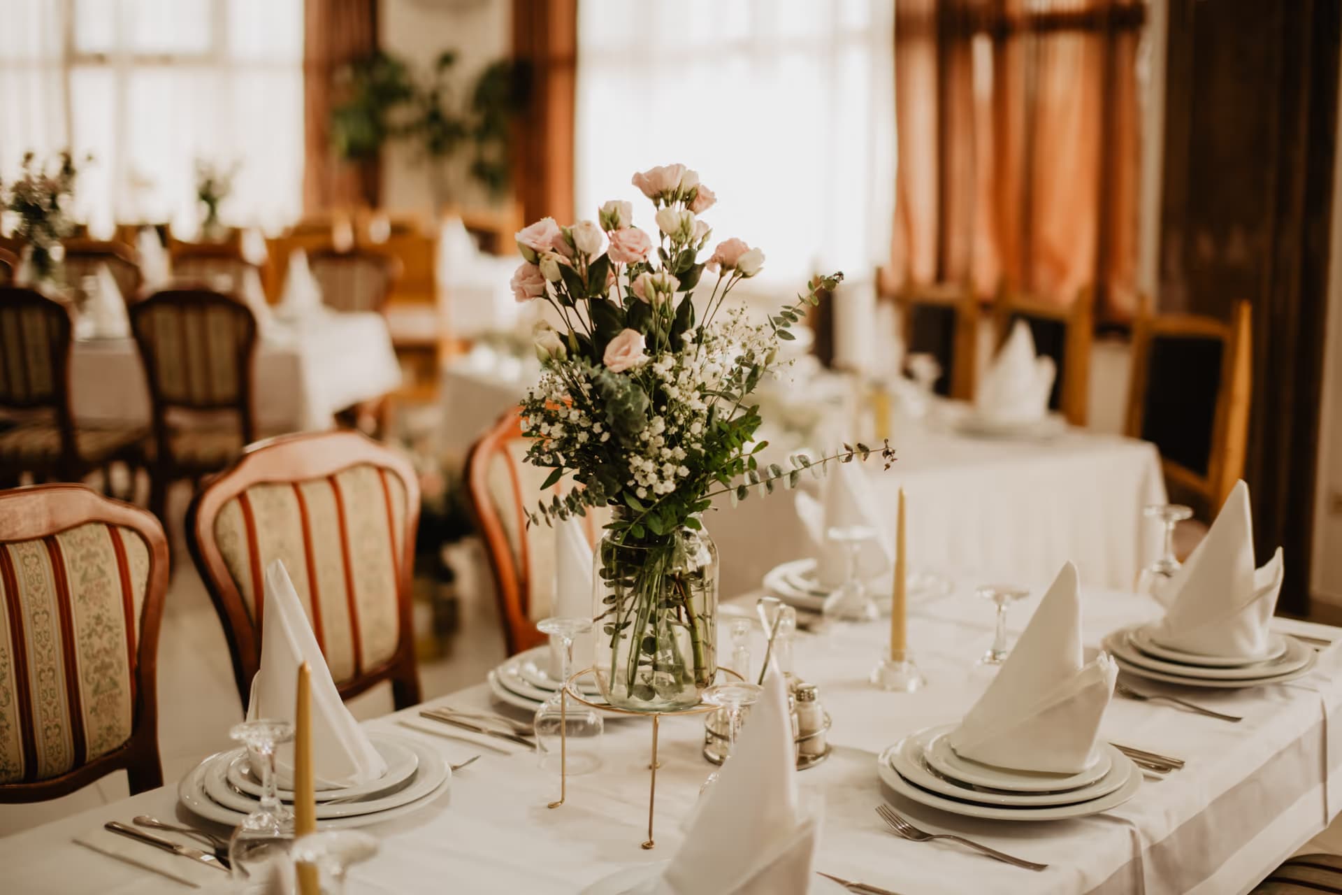 Svečano postavljeni stol u Restoranu Motel Vujeva u Livnu