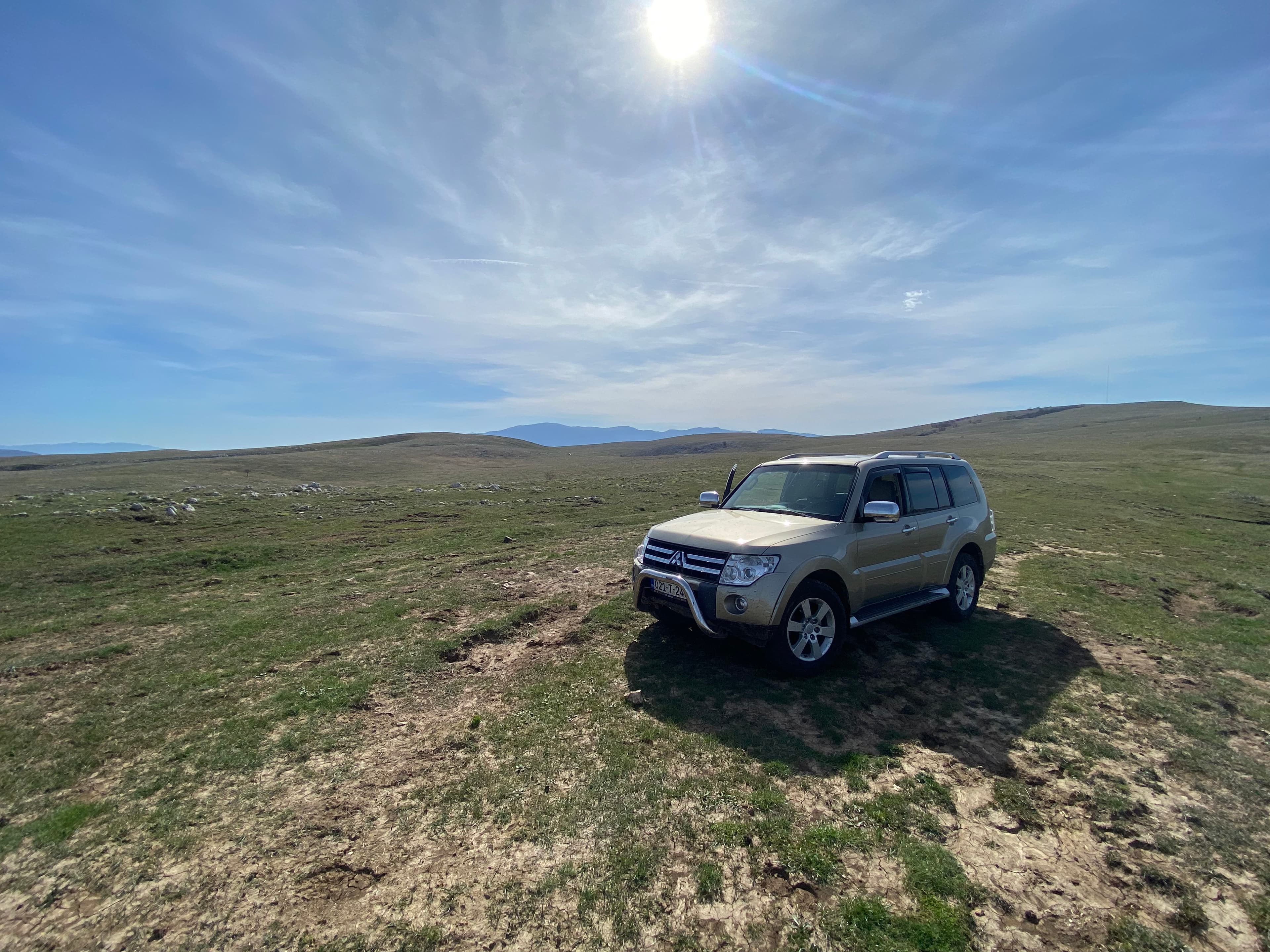 Terensko vozilo Mitsubishi Pajero na Livanjskom polju