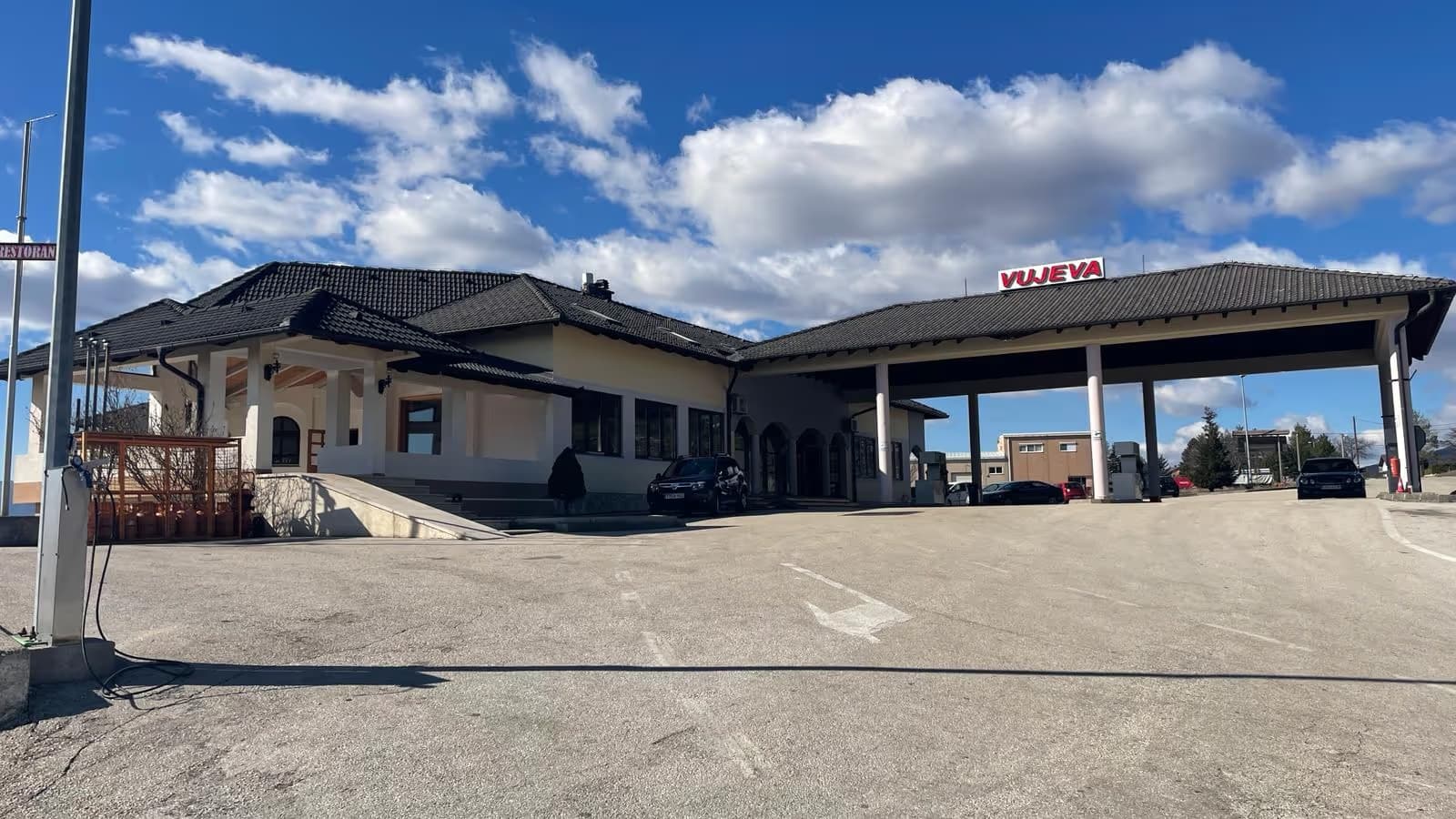 Pogled na Motel Vujeva s dočekujućim eksterijerom i čistim nebom u pozadini.