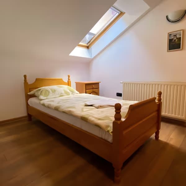 Jednokrevetna soba u Motelu Vujeva s udobnim krevetom, modernim namještajem i prozorom.