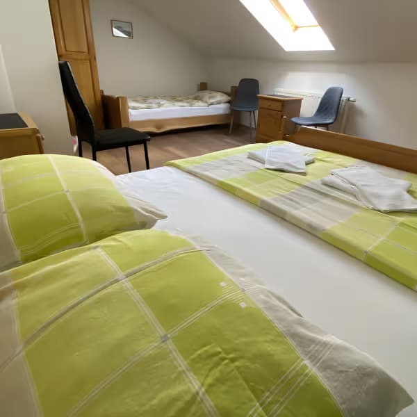 Soba za 2+1 osobe u Motelu Vujeva s bračnim krevetom, dodatnim ležajem i prozorom.