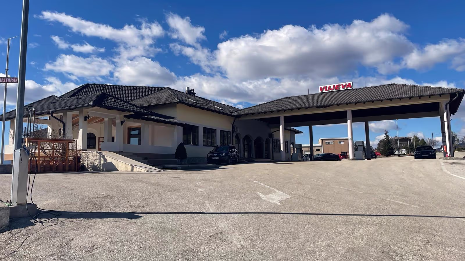 Pogled na Motel Vujeva s dočekujućim eksterijerom i čistim nebom u pozadini.